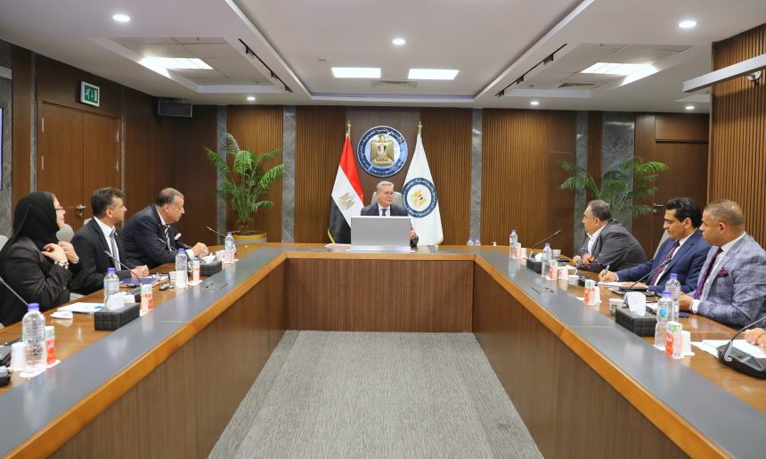 زير البترول والثروة المعدنية يلتقي مجموعة من كُتاب الرأي وخبراء الاقتصاد
