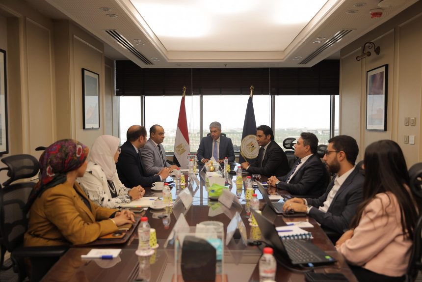 وزير السياحة والآثار يتابع استعدادات إطلاق منصة رحلة