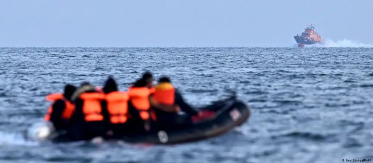 نحو 20 ألف مهاجر عبروا المانش نحو بريطانيا منذ مطلع السنة في رقم قياسي