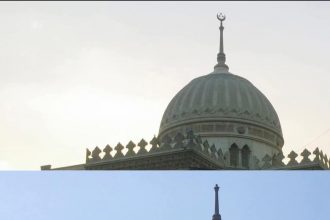 الهلال ذو النجمات الثلاث أعلى قبة معهد الموسيقى العربية بشارع رمسيس