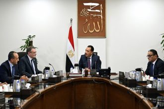 رئيس الوزراء يبحث مع رئيس المركزي للتنظيم والإدارة جهود الجهاز في تطوير العمل الإداري وتنفيذ خطط الإصلاح المؤسسي