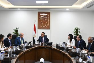 رئيس الوزراء يتابع الموقف التنفيذي لمشروع مبنى 4 بمطار القاهرة الدولي