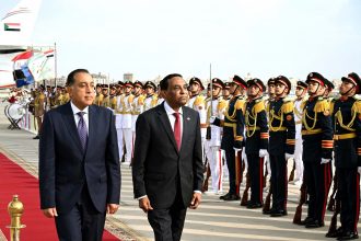 رئيس الوزراء يستقبل نظيره السوداني بمطار القاهرة الدولي