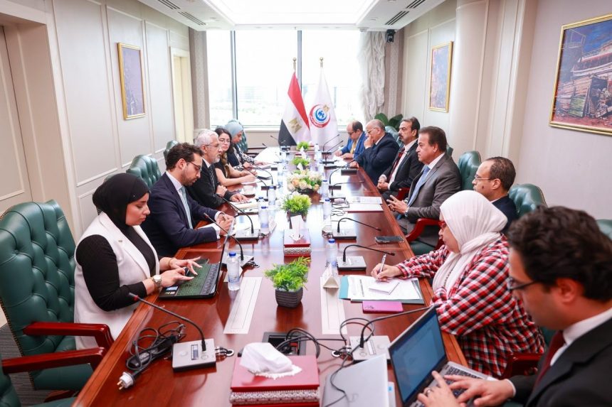 نائب رئيس مجلس الوزراء وزير الصحة يستقبل مستشار الرئيس الكولومبي