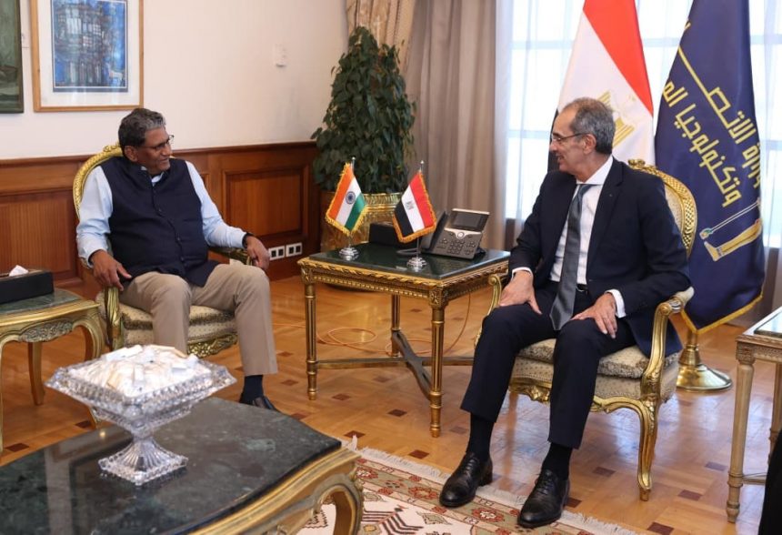 وزير الاتصالات يبحث مع سفير نيودلهي توسع الاستثمارات الهندية