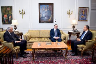 وزير الخارجية والهجرة يبحث مع رئيس المركزي للتنظيم والإدارة تدريب عناصر أفريقية