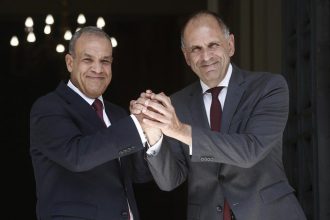 وزير الخارجية ونظيره اليوناني