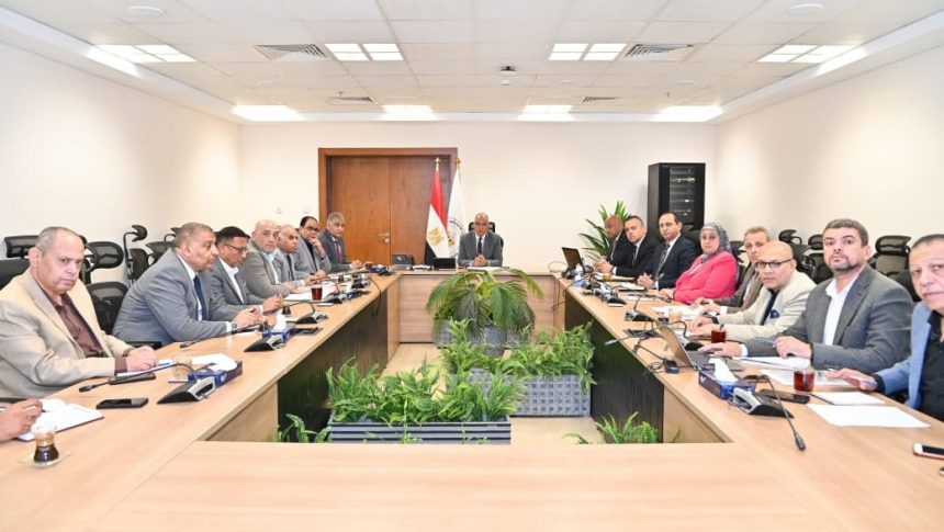 وزير الري يتابع إجراءات إزالة التعديات والمخالفات على المجاري المائية والخزانات الجوفية وأملاك الوزارة