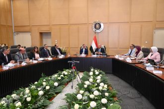 وزير الصناعة والنقل يبحث مع مصنعي الأسمنت حجم الإنتاج بالمصانع ومدى الانخفاض في أسعار الأسمنت خلال الفترة الماضية