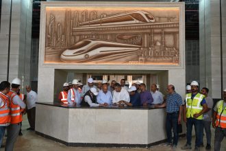 وزير الصناعة والنقل يتابع التقدم في أعمال التشطيبات النهائية لمحطات الخط الأول من شبكة القطار الكهربائي السريع