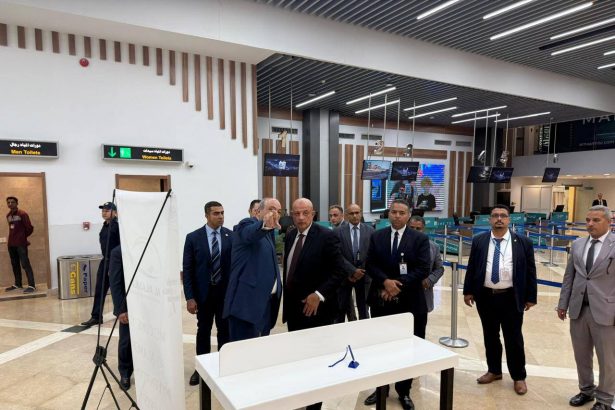 وزير الطيران المدني في مطار العلمين