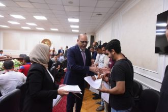 وزير العمل يُسلم 93 عقد عمل لكوادر مصرية للعمل في البوسنة والإمارات والأردن في مجالات البناء والتشييد والزراعة