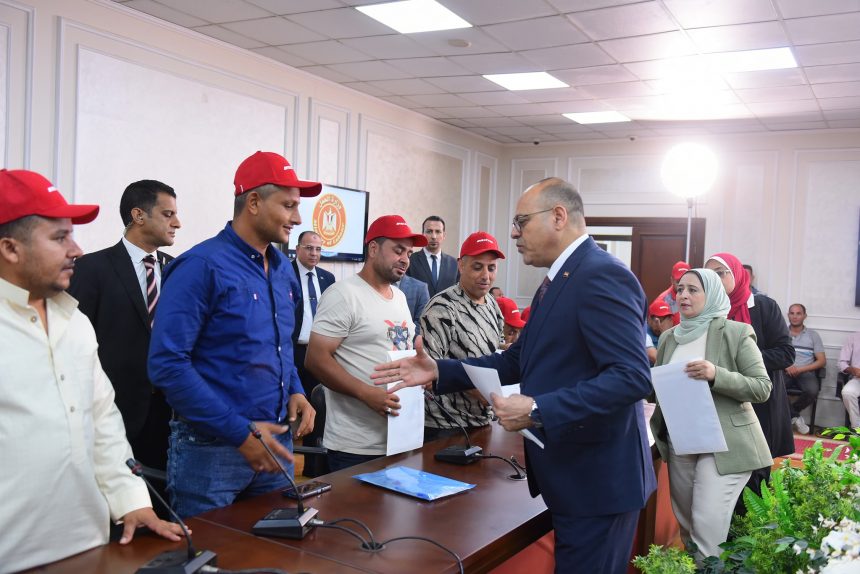 وزير العمل يُسلم عقود عمل جديدة لكوادر مصرية اجتازوا الاختبارات للعمل بشركة مقاولات في البوسنة والهرسك