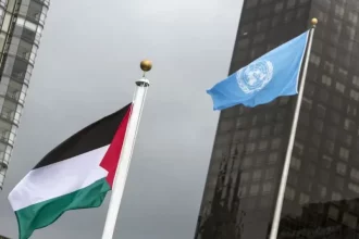 العلم الفلسطيني يرفرف أمام مقر الأمم المتحدة في نيويورك