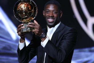 الفرنسي عثمان ديمبيليه مع الكرة الذهبية لأفضل لاعب. باريس