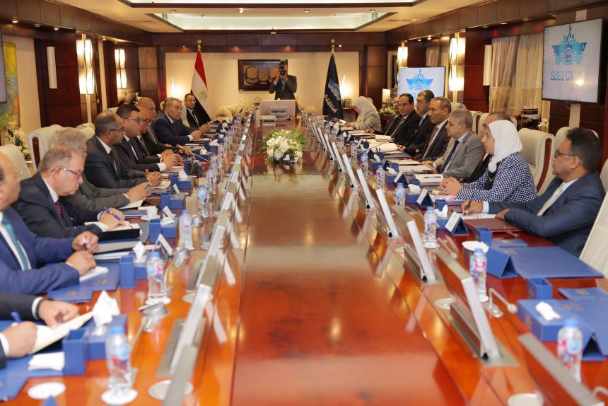 الفريق أسامة ربيع ووزير الإسكان يبحثان إمكانية إنشاء محطات لتحلية المياه بمدن القناة