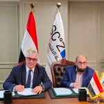 باستثمارات 35.2 مليون دولار. اقتصادية قناة السويس توقع عقد مشروع إنترلووب جروب لصناعة الملابس