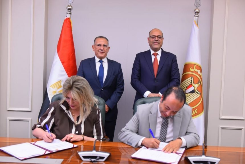 توقيع بروتوكول بين العمل واتحاد الغرف السياحية