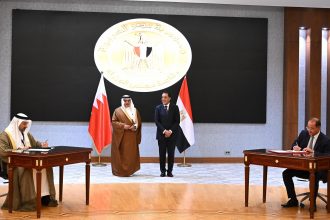 رئيس الوزراء وولي عهد البحرين يشهدان توقيع 8 وثائق بين القاهرة والمنامة