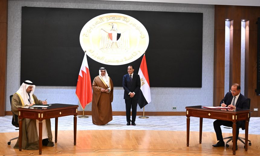 رئيس الوزراء وولي عهد البحرين يشهدان توقيع 8 وثائق بين القاهرة والمنامة