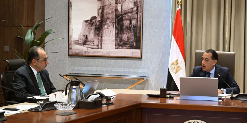 رئيس الوزراء يتابع جهود إعادة هيكلة وتطوير شركات الغزل والنسيج