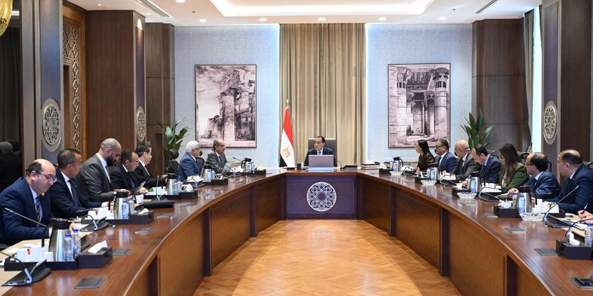 رئيس الوزراء يتابع مستجدات إجراءات تفعيل الربط الإلكتروني بين هيئة التأمين الاجتماعي والمرور