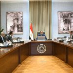رئيس الوزراء يُتابع الجهود المبذولة لطرح الفرص الاستثمارية المتاحة في قطاع الصحة وعددا من ملفات عمل وزارة الصحة