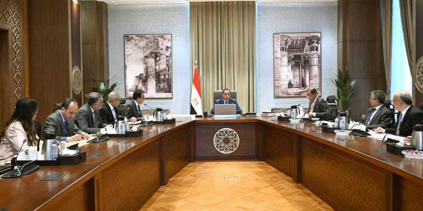 رئيس الوزراء يُتابع الجهود المبذولة لطرح الفرص الاستثمارية المتاحة في قطاع الصحة وعددا من ملفات عمل وزارة الصحة