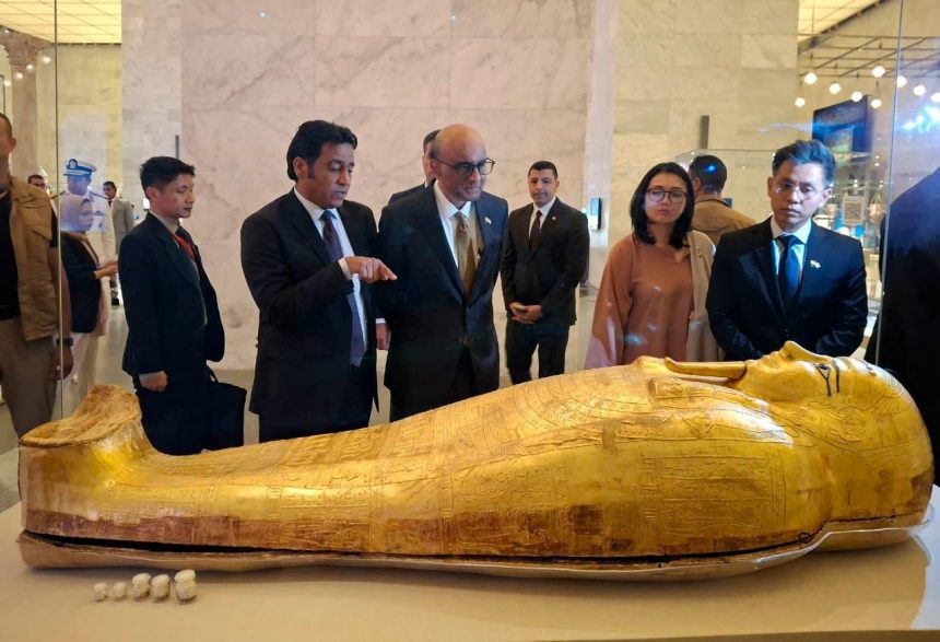 رئيس سنغافورة يزور المتحف القومي للحضارة المصرية