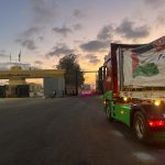 قافلة زاد العزة تحمل مساعدات على أبواب معبر رفح