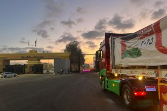 قافلة زاد العزة تحمل مساعدات على أبواب معبر رفح