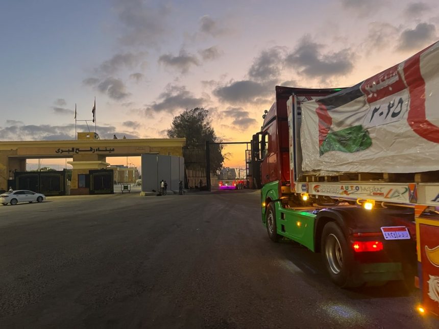 قافلة زاد العزة تحمل مساعدات على أبواب معبر رفح