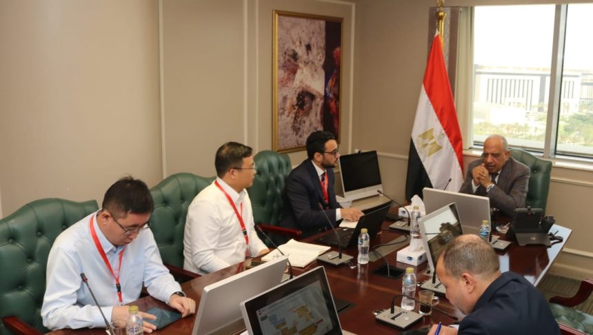 مباحثات مصرية – صينية لتوطين مهمات الطاقة المتجددة وإنشاء مصنع بطاريات لتخزين الطاقة