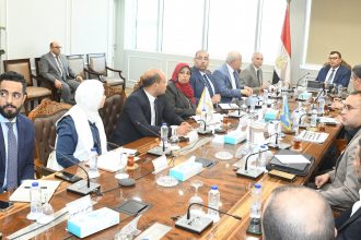 وزير الإسكان يعقد اجتماعًا مع مسئولي الشركة السعودية المصرية لبحث عدد من الفرص الاستثمارية