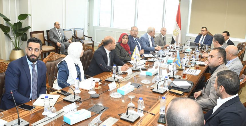 وزير الإسكان يعقد اجتماعًا مع مسئولي الشركة السعودية المصرية لبحث عدد من الفرص الاستثمارية