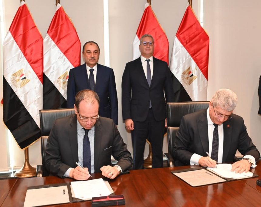 وزيرا قطاع الأعمال والبترول يشهدان توقيع عقد بين إيجوث وبتروجت لإعادة تأهيل وتشغيل فندق جيت بيتش بالعين السخنة