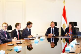 وزيرة التخطيط والتنمية الاقتصادية والتعاون الدولي تبحث مع السفير الفرنسي