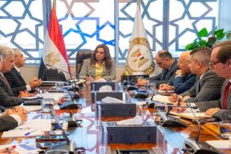 وزيرة التنمية المحلية والقائم بأعمال وزير البيئة تبحث مع المدير التنفيذي لمركز البيئة والتنمية للمنطقة العربية وأوروبا