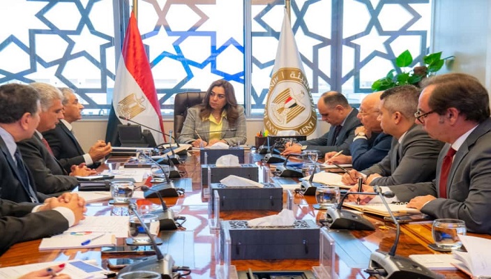 وزيرة التنمية المحلية والقائم بأعمال وزير البيئة تبحث مع المدير التنفيذي لمركز البيئة والتنمية للمنطقة العربية وأوروبا