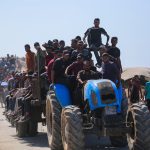 ألوف يعودون لمنازلهم المدمرة بغزة