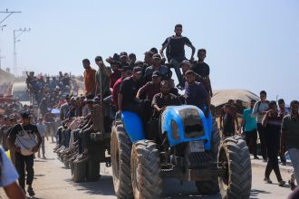 ألوف يعودون لمنازلهم المدمرة بغزة