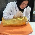 مصر تخلّد فعالية افتتاح المتحف بدعوة فنية مستوحاة من تابوت الملك الذهبي 3 WhatsApp Image 2025 10 30 at 22.19.41 f2f90855
