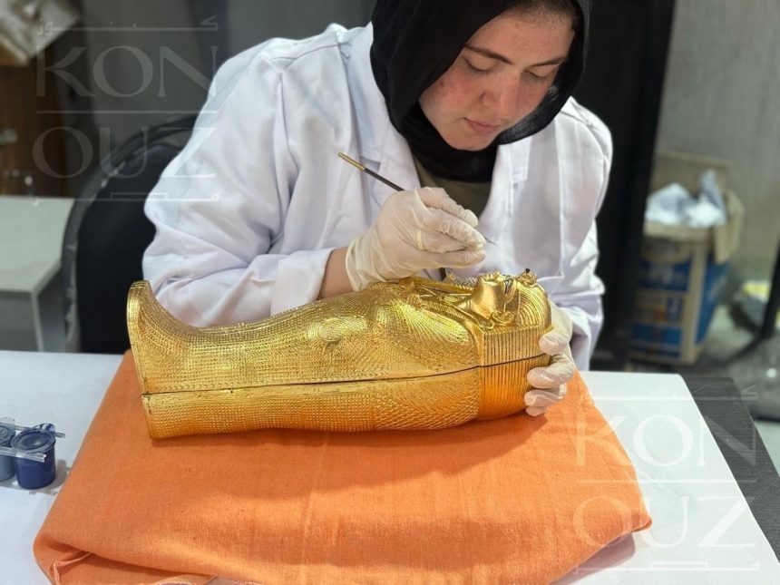 مصر تخلّد فعالية افتتاح المتحف بدعوة فنية مستوحاة من تابوت الملك الذهبي 1 WhatsApp Image 2025 10 30 at 22.19.41 f2f90855