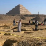 عمال الآثار المصريون يحفرون في موقع الهرم المدرج للملك زوسر في سقارة،