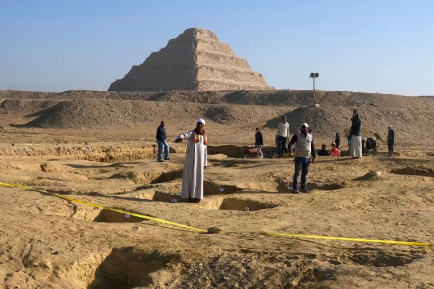 عمال الآثار المصريون يحفرون في موقع الهرم المدرج للملك زوسر في سقارة،