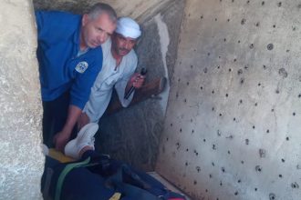 إنقاذ ناجح لسائحة إسبانية أصيبت داخل هرم سنفرو المنحني بدهشور e1761559285490