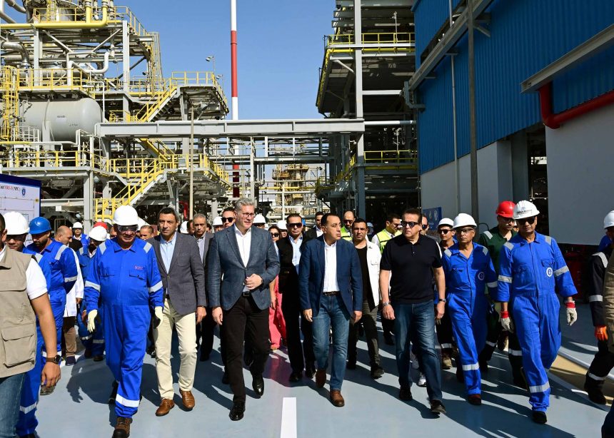افتتاح مشروع استرجاع الغازات.. ووزير البترول: يتيح إمكانية استخلاص منتجات بترولية ذات قيمة عالية 1 افتتاح مشروع استرجاع الغازات