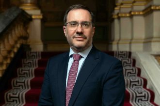 السفير البريطاني في القاهرة، مارك برايسون