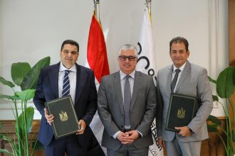 رئيس اقتصادية قناة السويس يشهد توقيع عقد مشروع شركة الأهرام للكيماويات