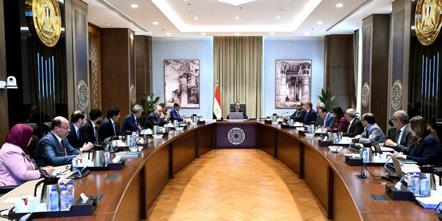 رئيس الوزراء يستعرض جهود تجهيز الشركات الحكومية للطرح وسُبل تنشيط البورصة المصرية